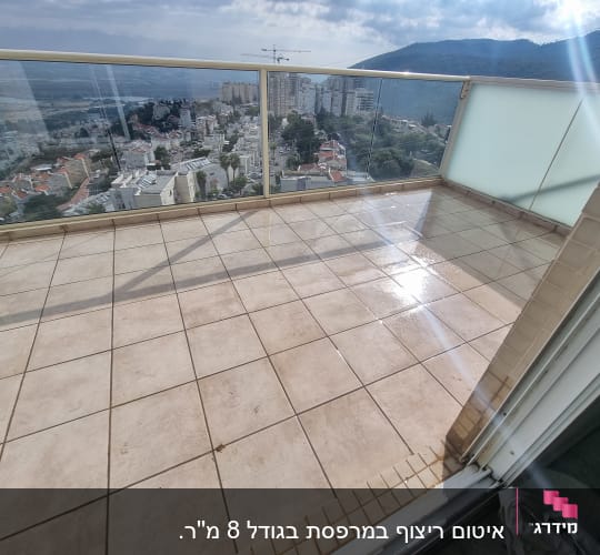 מרפסת מרוצפת עם מים על הרצפה